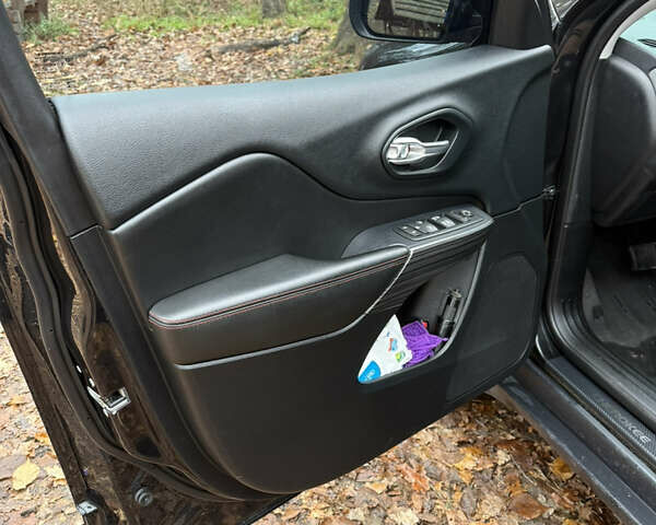 Черный Джип Чероки, объемом двигателя 3.2 л и пробегом 145 тыс. км за 15500 $, фото 9 на Automoto.ua