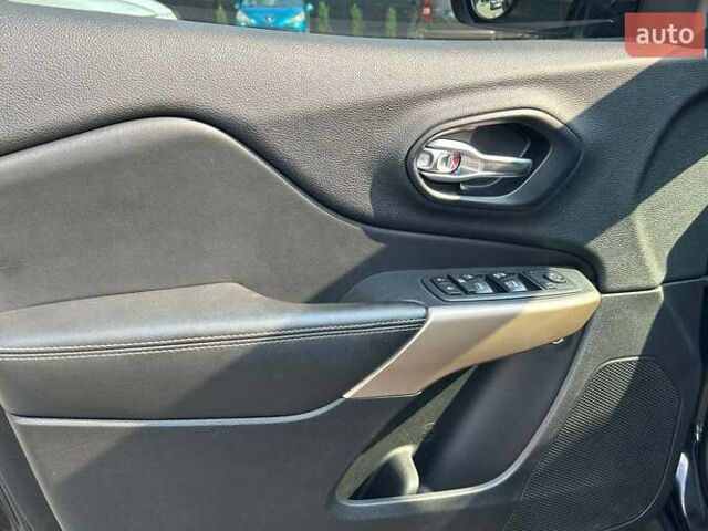 Черный Джип Чероки, объемом двигателя 2.4 л и пробегом 138 тыс. км за 14000 $, фото 7 на Automoto.ua