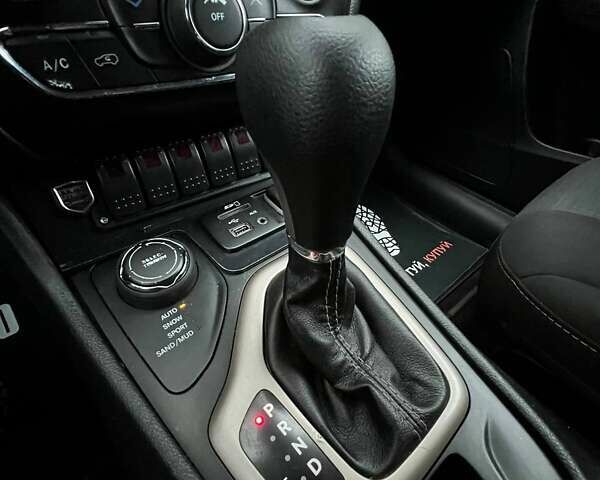 Черный Джип Чероки, объемом двигателя 2.36 л и пробегом 132 тыс. км за 17700 $, фото 19 на Automoto.ua