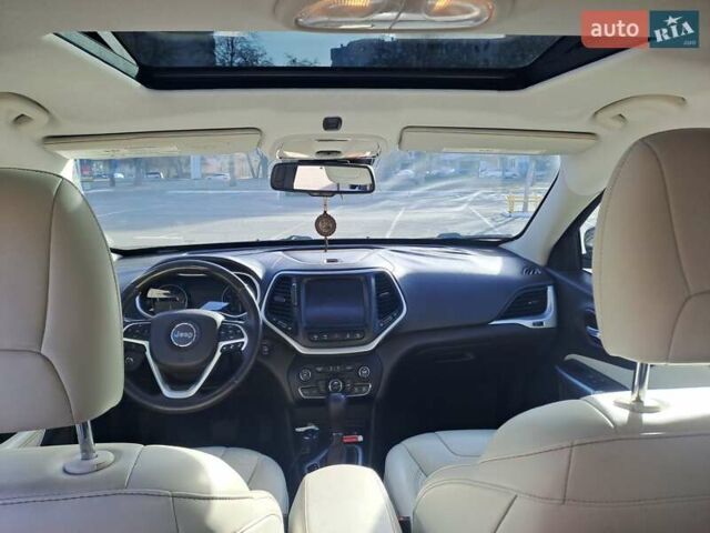 Черный Джип Чероки, объемом двигателя 3.24 л и пробегом 220 тыс. км за 16000 $, фото 2 на Automoto.ua