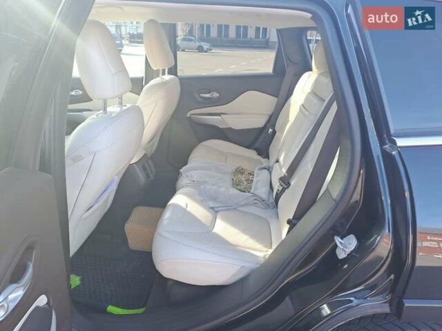 Черный Джип Чероки, объемом двигателя 3.24 л и пробегом 220 тыс. км за 16000 $, фото 1 на Automoto.ua