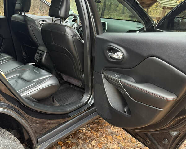 Черный Джип Чероки, объемом двигателя 3.2 л и пробегом 145 тыс. км за 15500 $, фото 13 на Automoto.ua