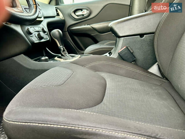 Джип Чероки 2016 в Дрогобыче на Automoto.ua Черный Джип Чероки, объемом двигателя 2.36 л и пробегом 92 тыс. км за 13250 $, фото 23 на Automoto.ua