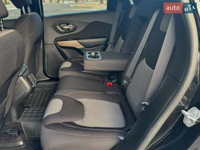 Черный Джип Чероки, объемом двигателя 2.4 л и пробегом 145 тыс. км за 15300 $, фото 4 на Automoto.ua