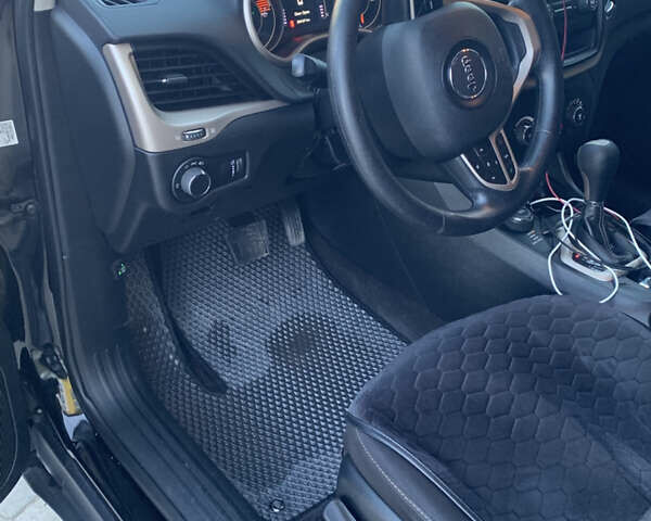 Чорний Джип Cherokee, об'ємом двигуна 2.36 л та пробігом 220 тис. км за 15600 $, фото 10 на Automoto.ua
