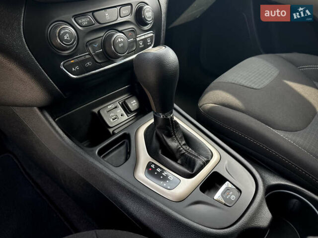 Черный Джип Чероки, объемом двигателя 2.36 л и пробегом 110 тыс. км за 15000 $, фото 19 на Automoto.ua