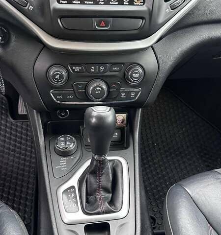 Джип Cherokee 2017 у Житомирі на Automoto.ua Чорний Джип Cherokee, об'ємом двигуна 3.24 л та пробігом 186 тис. км за 15800 $, фото 8 на Automoto.ua