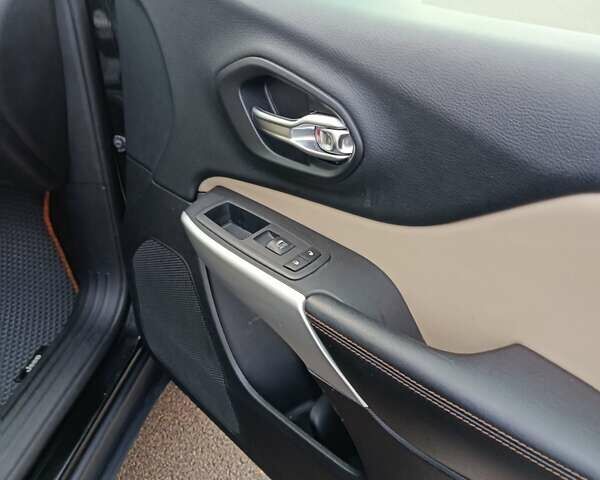 Чорний Джип Cherokee, об'ємом двигуна 2.36 л та пробігом 153 тис. км за 14499 $, фото 18 на Automoto.ua