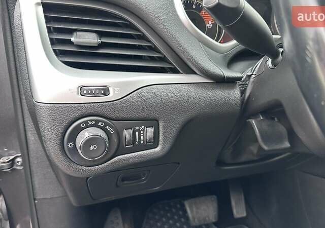 Джип Cherokee 2017 у Житомирі на Automoto.ua Чорний Джип Cherokee, об'ємом двигуна 3.24 л та пробігом 186 тис. км за 15800 $, фото 12 на Automoto.ua