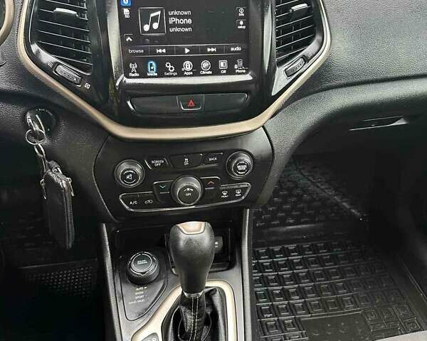 Чорний Джип Cherokee, об'ємом двигуна 2.4 л та пробігом 135 тис. км за 15500 $, фото 10 на Automoto.ua