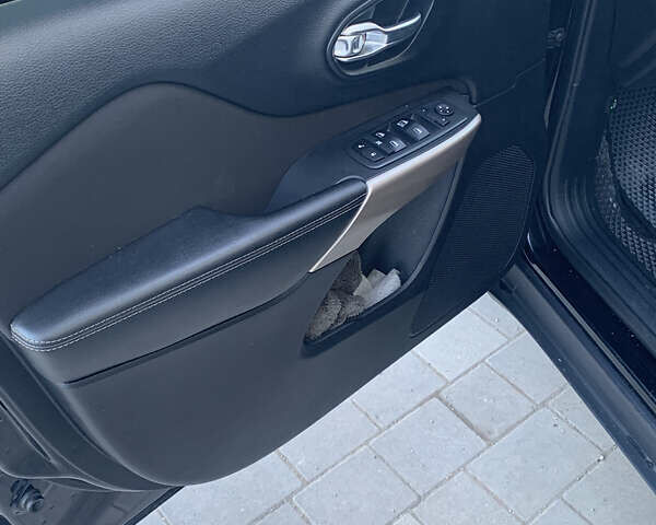 Черный Джип Чероки, объемом двигателя 2.36 л и пробегом 220 тыс. км за 14300 $, фото 9 на Automoto.ua