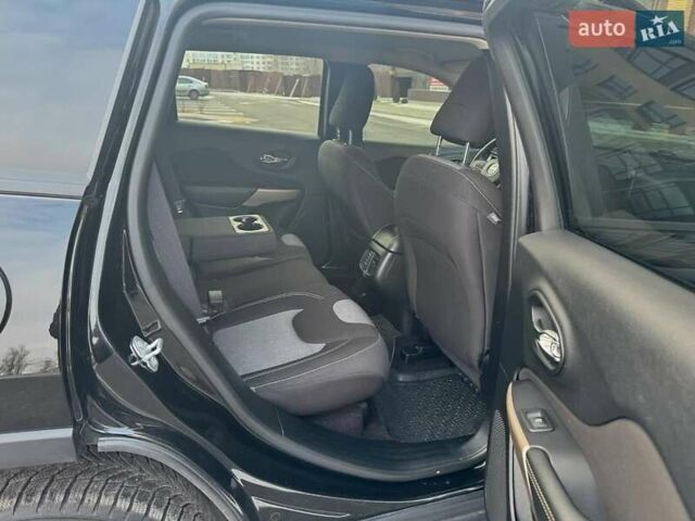 Черный Джип Чероки, объемом двигателя 2.4 л и пробегом 145 тыс. км за 15300 $, фото 2 на Automoto.ua