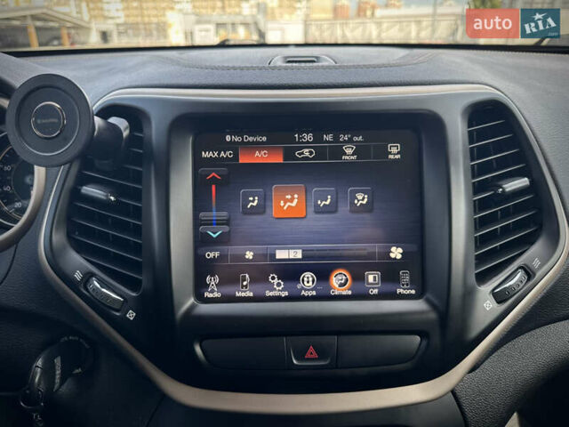 Черный Джип Чероки, объемом двигателя 2.36 л и пробегом 110 тыс. км за 15000 $, фото 21 на Automoto.ua