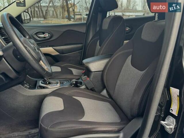 Черный Джип Чероки, объемом двигателя 2.4 л и пробегом 145 тыс. км за 15300 $, фото 3 на Automoto.ua