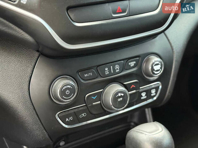 Чорний Джип Cherokee, об'ємом двигуна 2.4 л та пробігом 67 тис. км за 14500 $, фото 25 на Automoto.ua