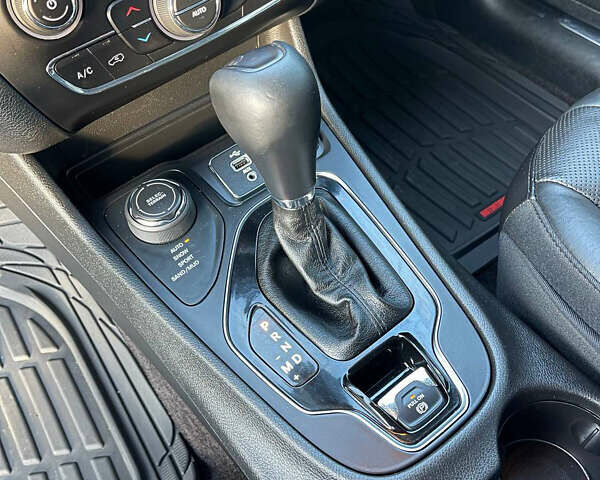 Черный Джип Чероки, объемом двигателя 3.2 л и пробегом 133 тыс. км за 18000 $, фото 18 на Automoto.ua