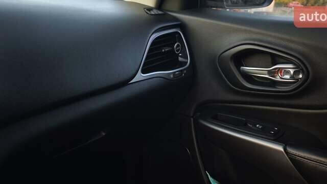 Чорний Джип Cherokee, об'ємом двигуна 3.24 л та пробігом 71 тис. км за 22000 $, фото 16 на Automoto.ua