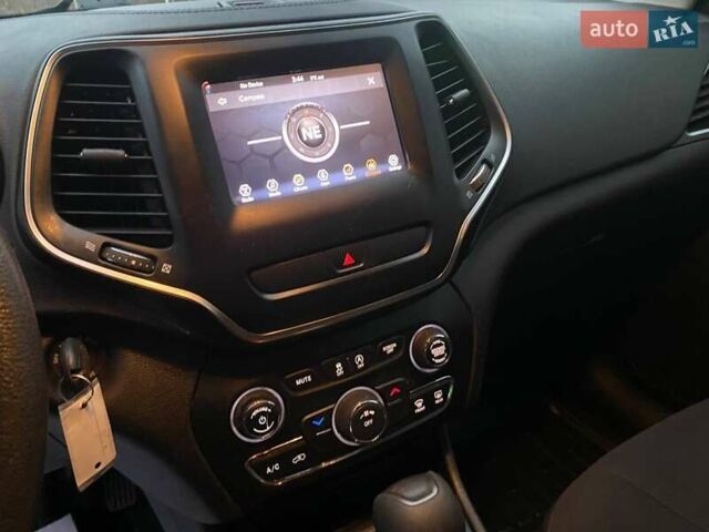 Черный Джип Чероки, объемом двигателя 2.36 л и пробегом 159 тыс. км за 14000 $, фото 13 на Automoto.ua