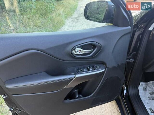 Чорний Джип Cherokee, об'ємом двигуна 2.4 л та пробігом 160 тис. км за 14800 $, фото 24 на Automoto.ua