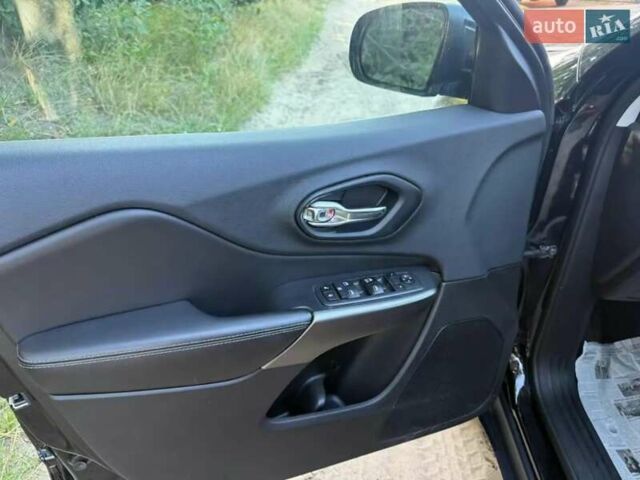 Чорний Джип Cherokee, об'ємом двигуна 2.4 л та пробігом 160 тис. км за 14800 $, фото 2 на Automoto.ua