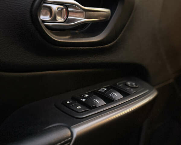 Черный Джип Чероки, объемом двигателя 2.36 л и пробегом 146 тыс. км за 14999 $, фото 12 на Automoto.ua