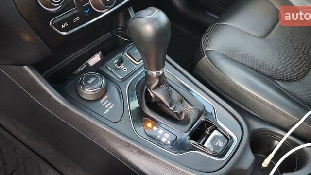 Чорний Джип Cherokee, об'ємом двигуна 3.24 л та пробігом 71 тис. км за 22000 $, фото 13 на Automoto.ua