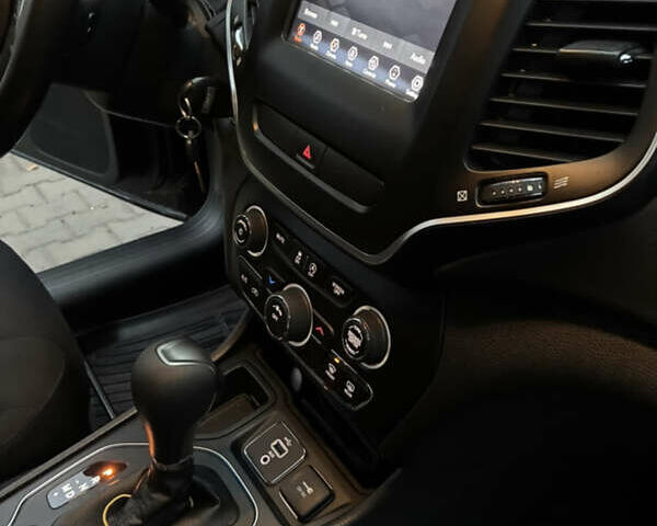 Чорний Джип Cherokee, об'ємом двигуна 2.4 л та пробігом 196 тис. км за 13000 $, фото 8 на Automoto.ua