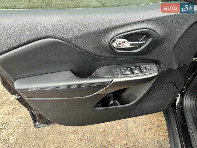 Чорний Джип Cherokee, об'ємом двигуна 2.36 л та пробігом 175 тис. км за 15499 $, фото 11 на Automoto.ua