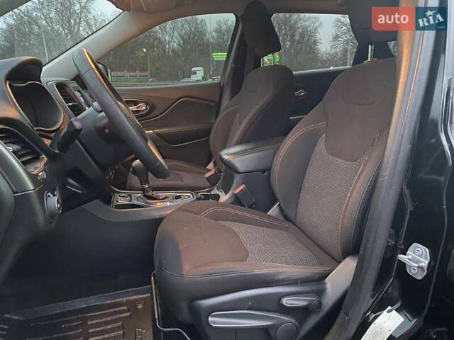 Черный Джип Чероки, объемом двигателя 2.36 л и пробегом 159 тыс. км за 14000 $, фото 19 на Automoto.ua