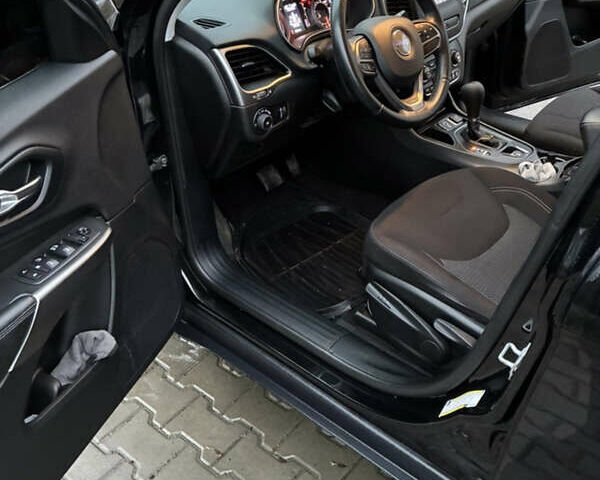 Чорний Джип Cherokee, об'ємом двигуна 2.4 л та пробігом 196 тис. км за 13000 $, фото 6 на Automoto.ua