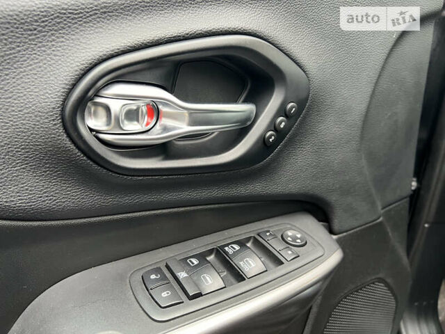 Чорний Джип Cherokee, об'ємом двигуна 2 л та пробігом 77 тис. км за 23500 $, фото 14 на Automoto.ua