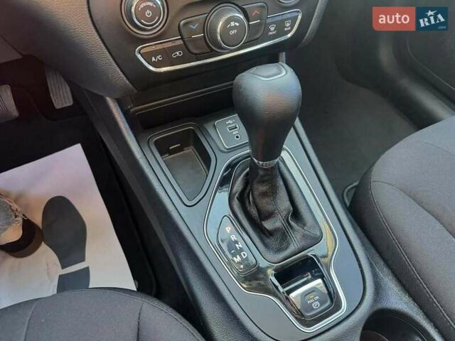 Чорний Джип Cherokee, об'ємом двигуна 2.36 л та пробігом 192 тис. км за 14250 $, фото 12 на Automoto.ua