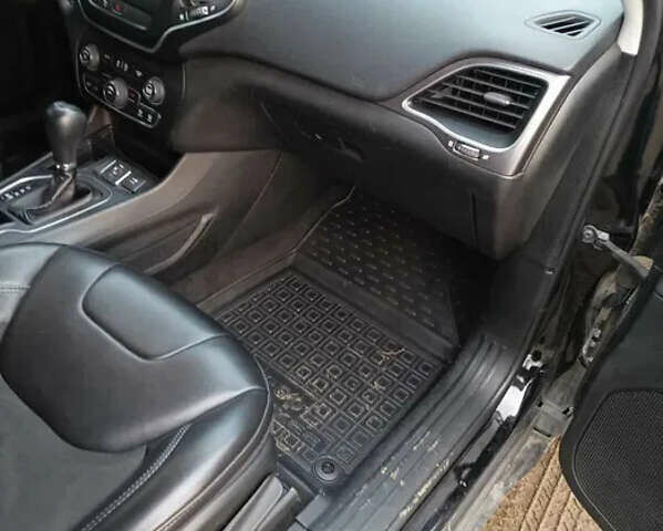 Черный Джип Чероки, объемом двигателя 2.36 л и пробегом 130 тыс. км за 17500 $, фото 4 на Automoto.ua