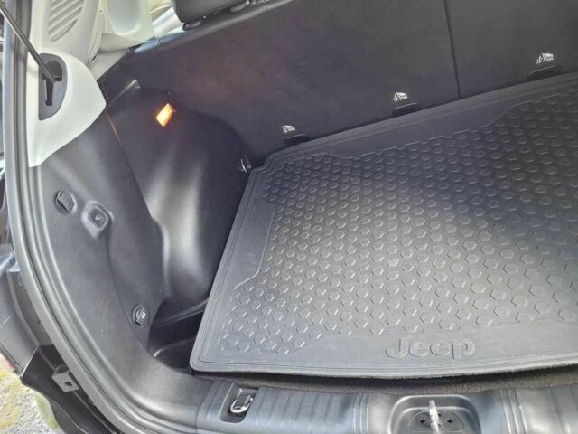 Чорний Джип Cherokee, об'ємом двигуна 2.4 л та пробігом 120 тис. км за 8400 $, фото 11 на Automoto.ua