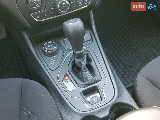 Черный Джип Чероки, объемом двигателя 2.4 л и пробегом 32 тыс. км за 17940 $, фото 16 на Automoto.ua