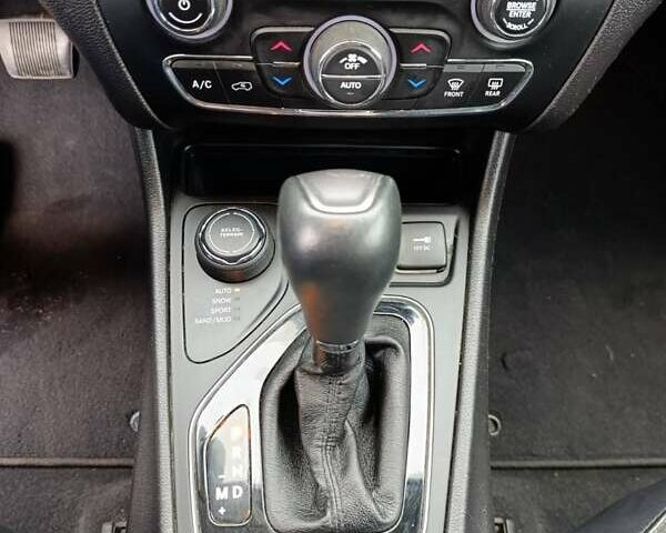 Чорний Джип Cherokee, об'ємом двигуна 2 л та пробігом 93 тис. км за 17300 $, фото 21 на Automoto.ua