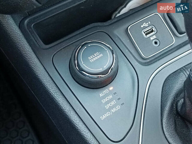 Черный Джип Чероки, объемом двигателя 2.4 л и пробегом 32 тыс. км за 17940 $, фото 25 на Automoto.ua