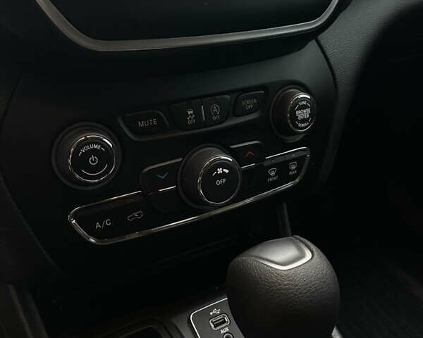 Джип Cherokee 2019 у Жмеренке на Automoto.ua Чорний Джип Cherokee, об'ємом двигуна 0 л та пробігом 76 тис. км за 16500 $, фото 13 на Automoto.ua