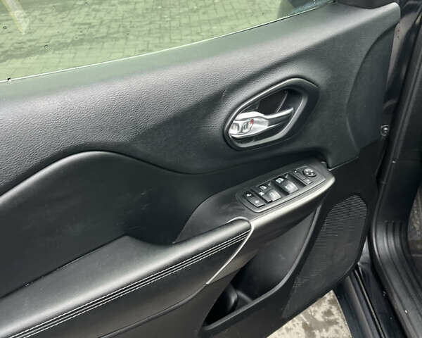 Чорний Джип Cherokee, об'ємом двигуна 3.24 л та пробігом 172 тис. км за 14999 $, фото 14 на Automoto.ua