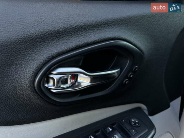 Чорний Джип Cherokee, об'ємом двигуна 3.24 л та пробігом 127 тис. км за 16500 $, фото 15 на Automoto.ua