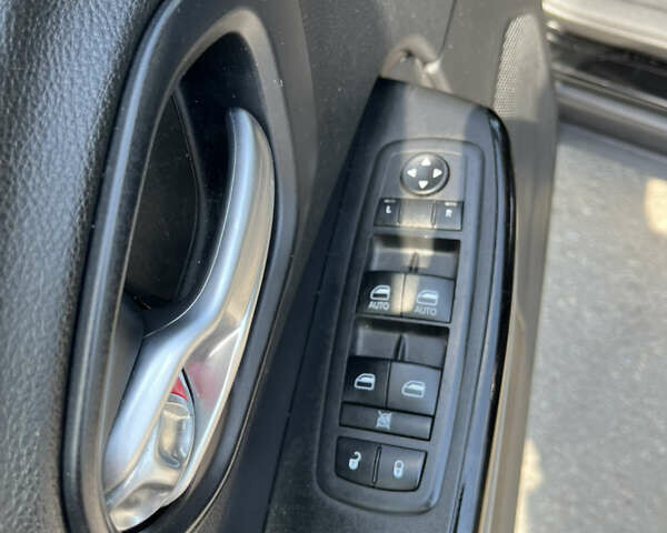 Чорний Джип Cherokee, об'ємом двигуна 3.24 л та пробігом 195 тис. км за 14900 $, фото 29 на Automoto.ua