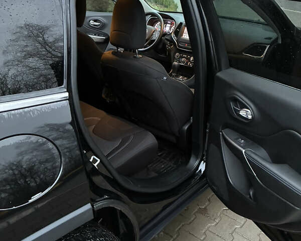 Черный Джип Чероки, объемом двигателя 0 л и пробегом 122 тыс. км за 15500 $, фото 18 на Automoto.ua