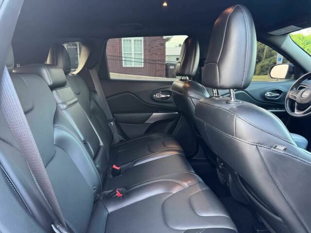 Черный Джип Чероки, объемом двигателя 2 л и пробегом 44 тыс. км за 8700 $, фото 11 на Automoto.ua