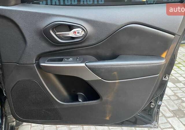 Черный Джип Чероки, объемом двигателя 2.36 л и пробегом 142 тыс. км за 17000 $, фото 34 на Automoto.ua