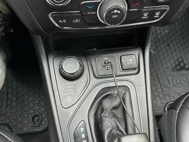 Чорний Джип Cherokee, об'ємом двигуна 2.4 л та пробігом 104 тис. км за 13000 $, фото 9 на Automoto.ua