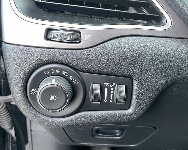 Чорний Джип Cherokee, об'ємом двигуна 2.36 л та пробігом 61 тис. км за 16800 $, фото 24 на Automoto.ua