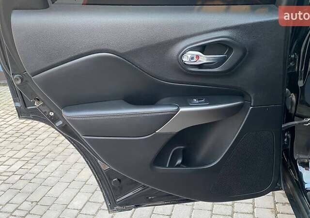 Черный Джип Чероки, объемом двигателя 2.36 л и пробегом 142 тыс. км за 17000 $, фото 27 на Automoto.ua