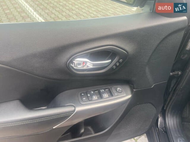 Черный Джип Чероки, объемом двигателя 2.36 л и пробегом 166 тыс. км за 16000 $, фото 18 на Automoto.ua