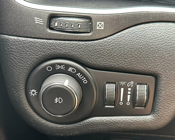 Чорний Джип Cherokee, об'ємом двигуна 3.24 л та пробігом 91 тис. км за 18200 $, фото 12 на Automoto.ua