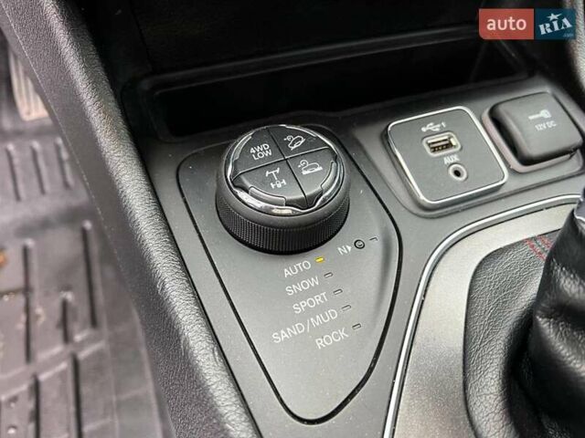 Чорний Джип Cherokee, об'ємом двигуна 3.2 л та пробігом 116 тис. км за 22440 $, фото 31 на Automoto.ua